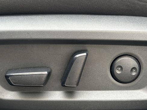 Used 2023 Nissan Rogue SV image 9