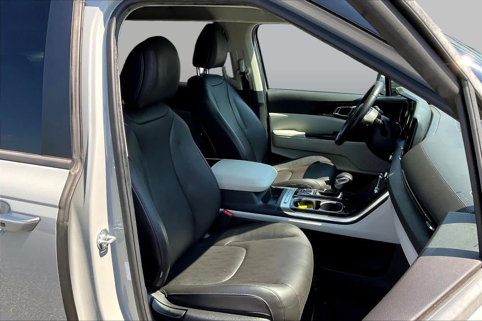 Used 2024 Kia Carnival EX FWD image 9