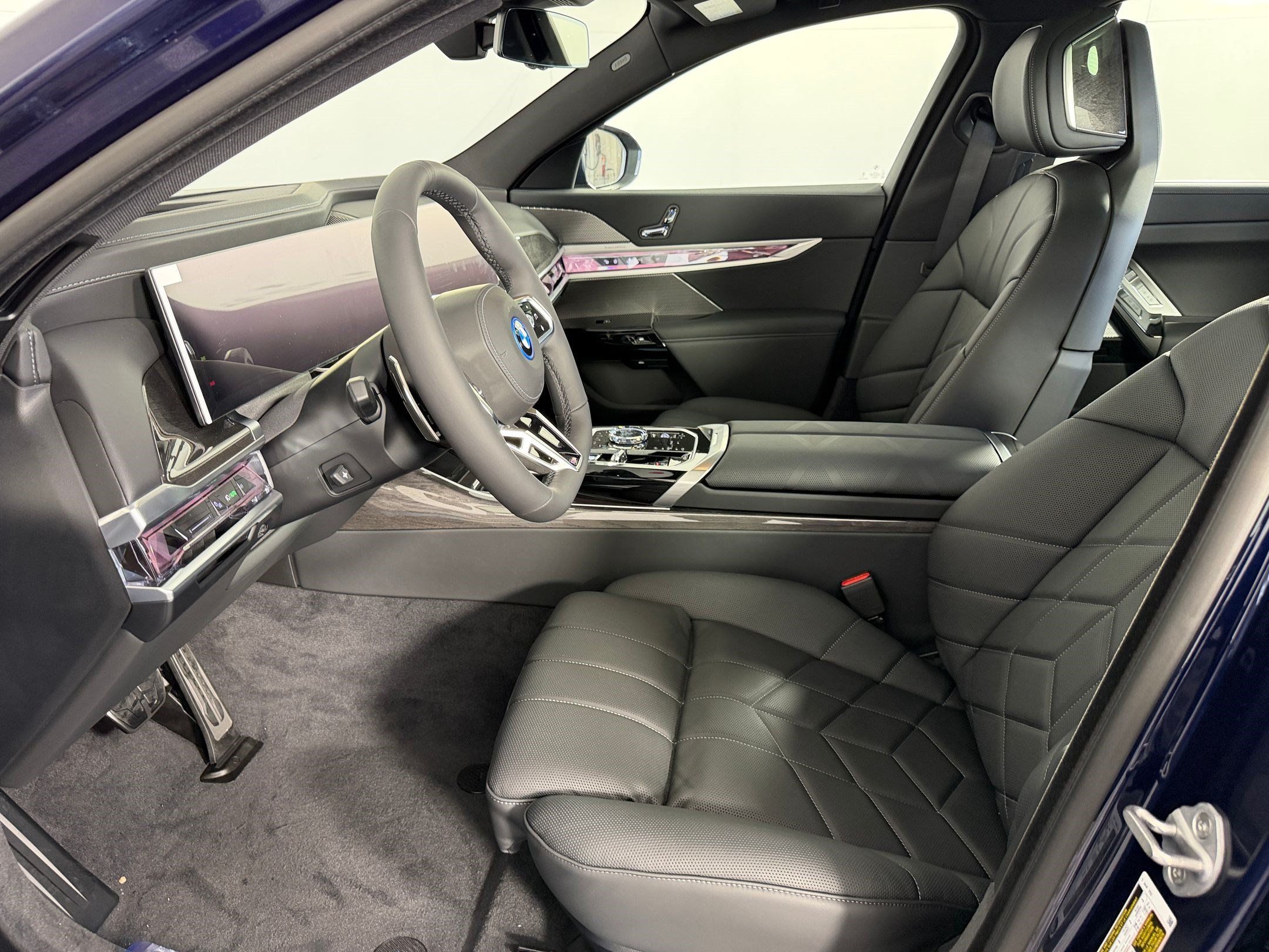Used 2026 BMW 750e xDrive AWD/4WD image 5