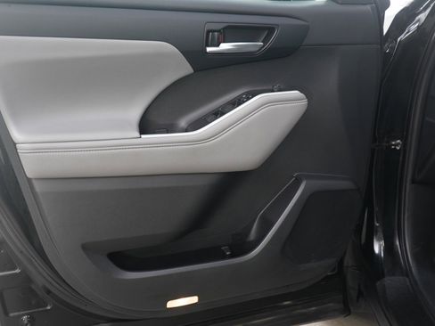 Used 2021 Toyota Highlander XLE image 21