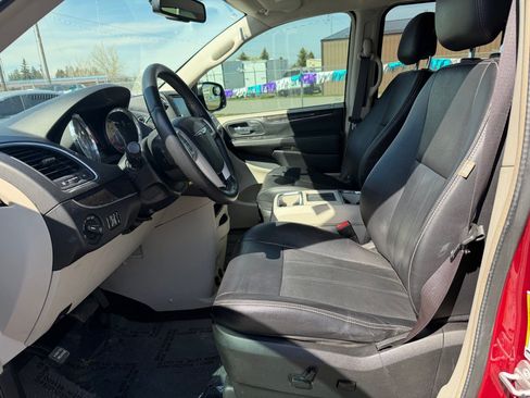 Used 2015 Chrysler Town & Country Touring FWD image 12