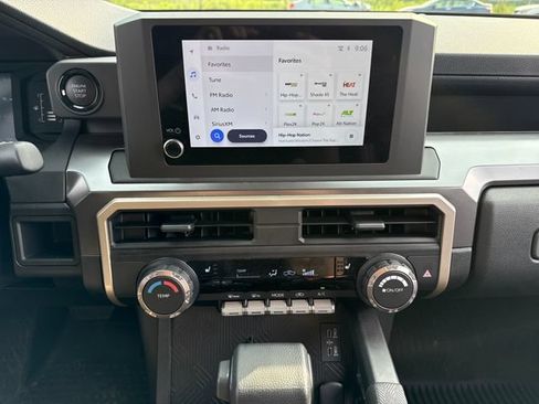 Used 2025 Toyota Tacoma SR5 AWD/4WD image 27