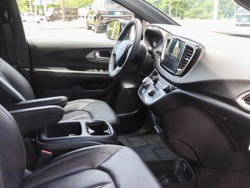 Used 2025 Chrysler Pacifica Select FWD image 16