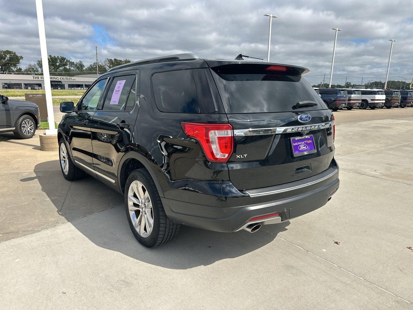 Used 2018 Ford Explorer XLT w/ Equipment Group 202A AWD/4WD image 11
