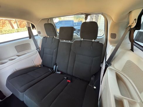 Used 2018 Dodge Grand Caravan SE w/ UConnect Hands-Free Group image 30