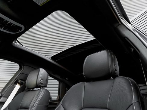 Certified 2025 Porsche Macan image 14