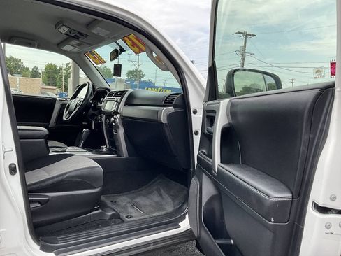 Used 2015 Toyota 4Runner SR5 w/ Four Season Floor Mat Package AWD/4WD image 30