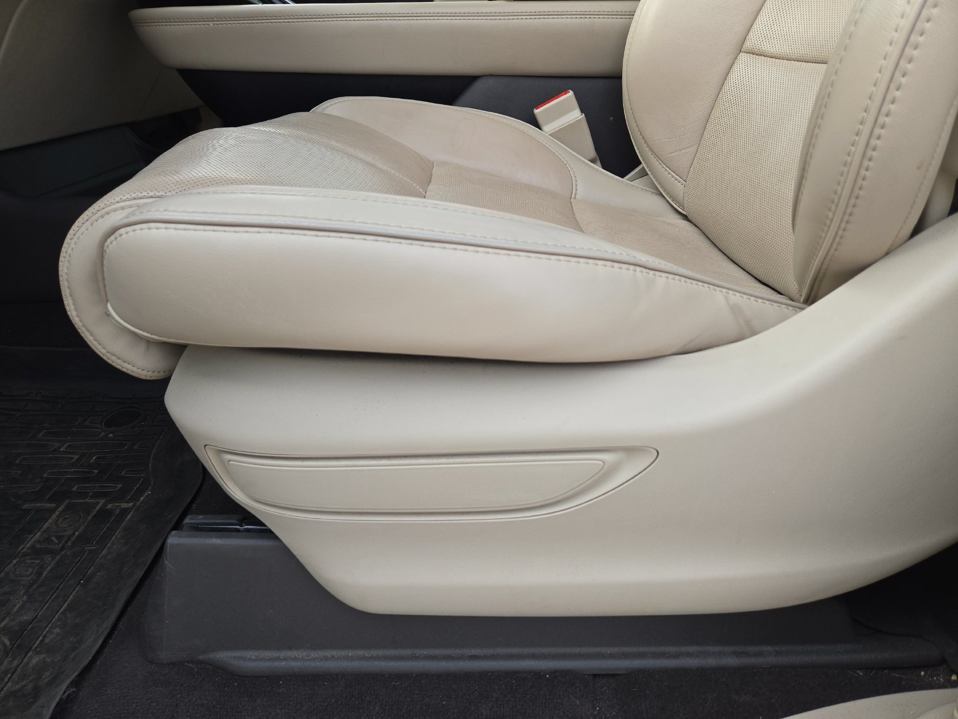 Used 2019 Lincoln Navigator Select w/ Technology Package RWD image 17