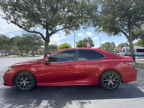 Used 2022 Toyota Camry SE w/ Convenience Package FWD image 11