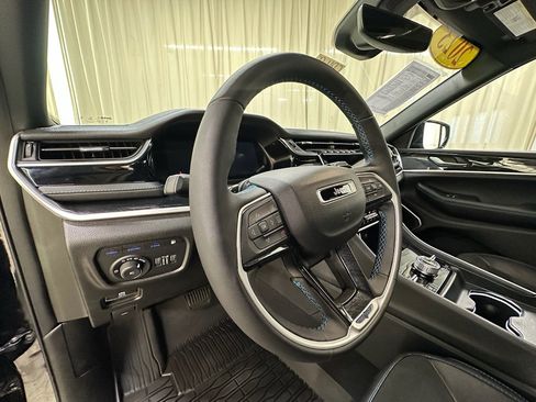 Used 2023 Jeep Grand Cherokee Trailhawk image 23