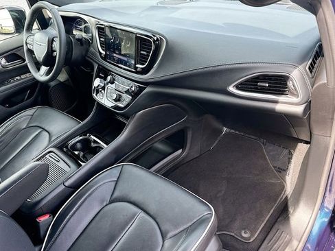 Used 2024 Chrysler Pacifica Premium FWD image 31