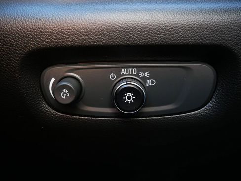 Used 2023 Chevrolet Traverse LT FWD image 19