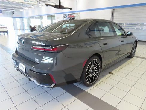 Used 2025 BMW 740i image 14