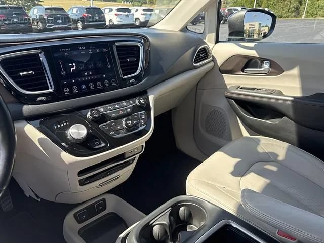 Used 2018 Chrysler Pacifica Touring-L Plus w/ Advanced Safetytec Group FWD image 11