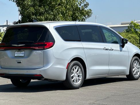 New 2026 Chrysler Pacifica Select image 4