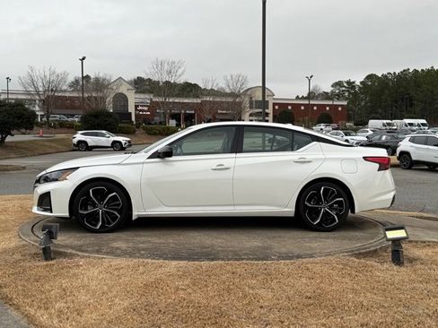 Used 2023 Nissan Altima 2.5 SR w/ SR Premium Package image 4