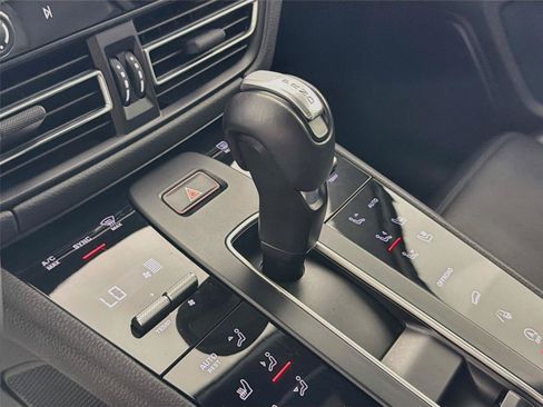 Certified 2024 Porsche Macan AWD/4WD image 34