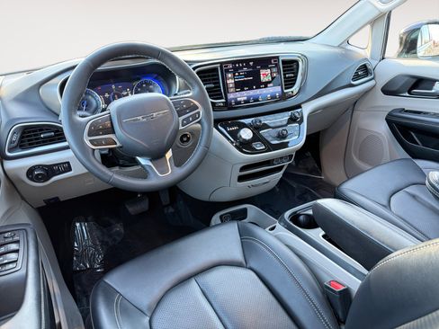 Used 2024 Chrysler Pacifica Touring-L image 15