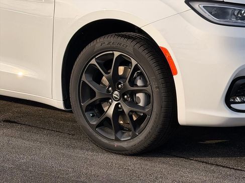 New 2026 Chrysler Pacifica Select AWD/4WD image 17