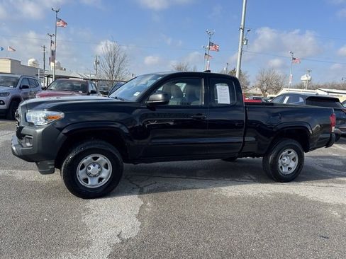 Used 2017 Toyota Tacoma SR image 3
