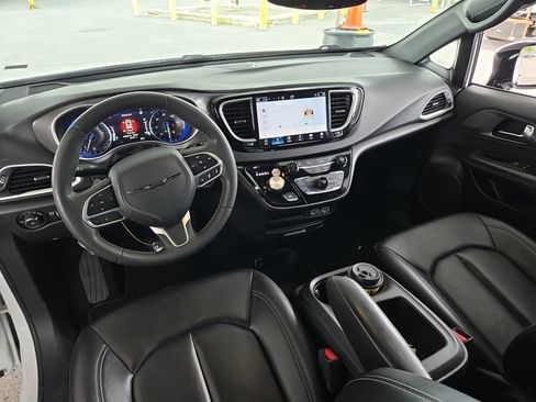 Used 2025 Chrysler Pacifica Select FWD image 12