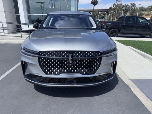 Used 2025 Lincoln Nautilus Premier AWD/4WD image 2