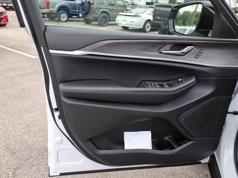 New 2025 Jeep Grand Cherokee Limited image 9