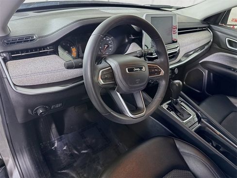 Used 2022 Jeep Compass Latitude image 17