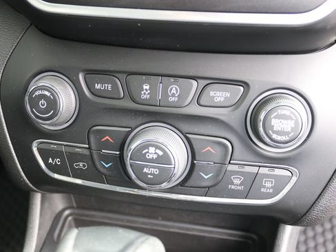 Used 2021 Jeep Cherokee Trailhawk AWD/4WD image 14