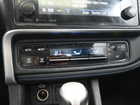 Used 2017 Toyota Corolla XSE image 29