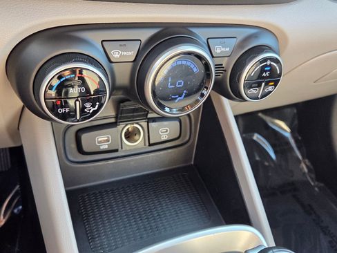 Used 2025 Hyundai Venue SEL image 21