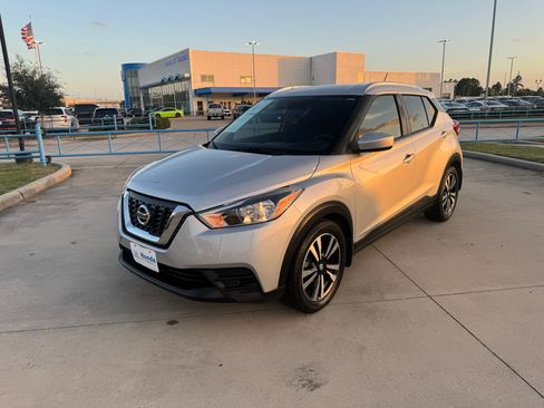 Used 2018 Nissan Kicks SV FWD image 4