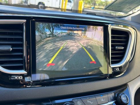 Certified 2023 Chrysler Pacifica Touring-L FWD image 25