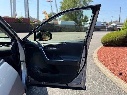Used 2019 Toyota RAV4 Limited image 29