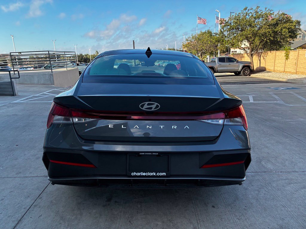 Certified 2026 Hyundai Elantra SE FWD image 4