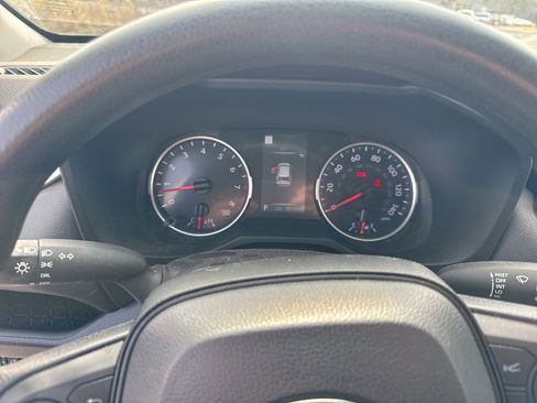 Used 2022 Toyota RAV4 LE image 10