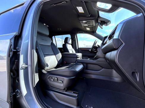 Used 2025 GMC Yukon XL Denali AWD/4WD image 15