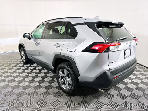 Used 2022 Toyota RAV4 XLE w/ Convenience Package FWD image 5