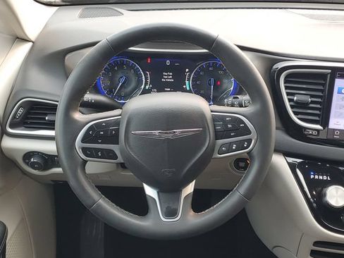 Used 2024 Chrysler Pacifica Touring-L FWD image 13