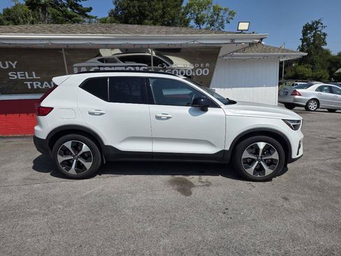 Used 2023 Volvo XC40 B5 Plus AWD/4WD image 2