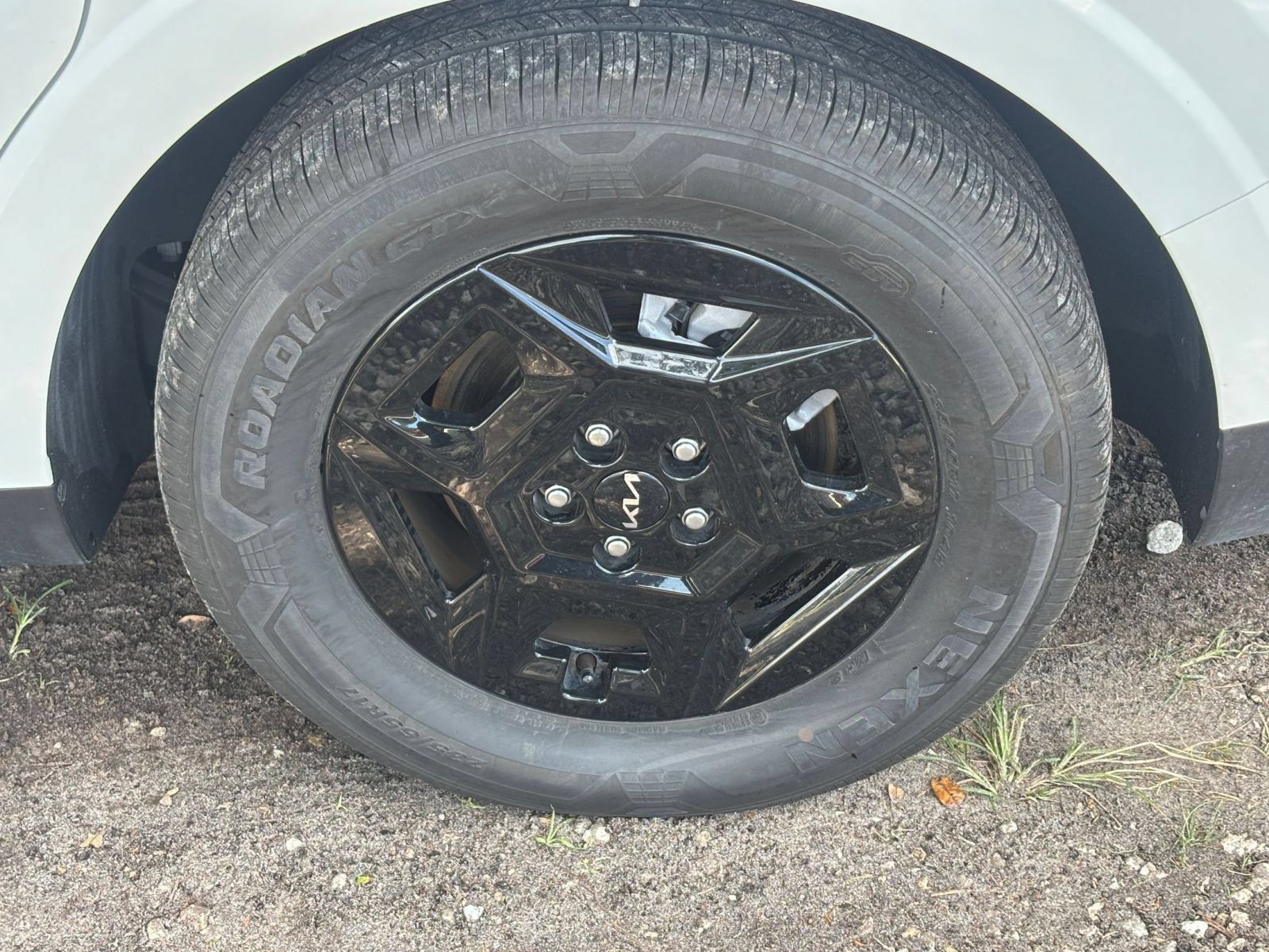 Used 2026 Kia Carnival FWD image 32