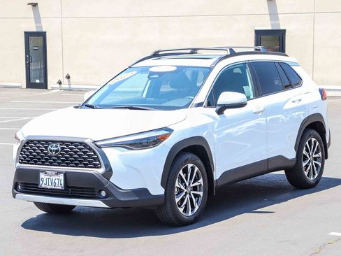 Certified 2023 Toyota Corolla Cross XLE w/ Convenience Package FWD image 3