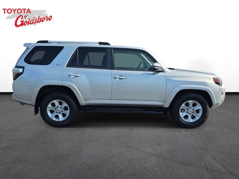 Used 2022 Toyota 4Runner SR5 Premium w/ Moonroof Package RWD image 4