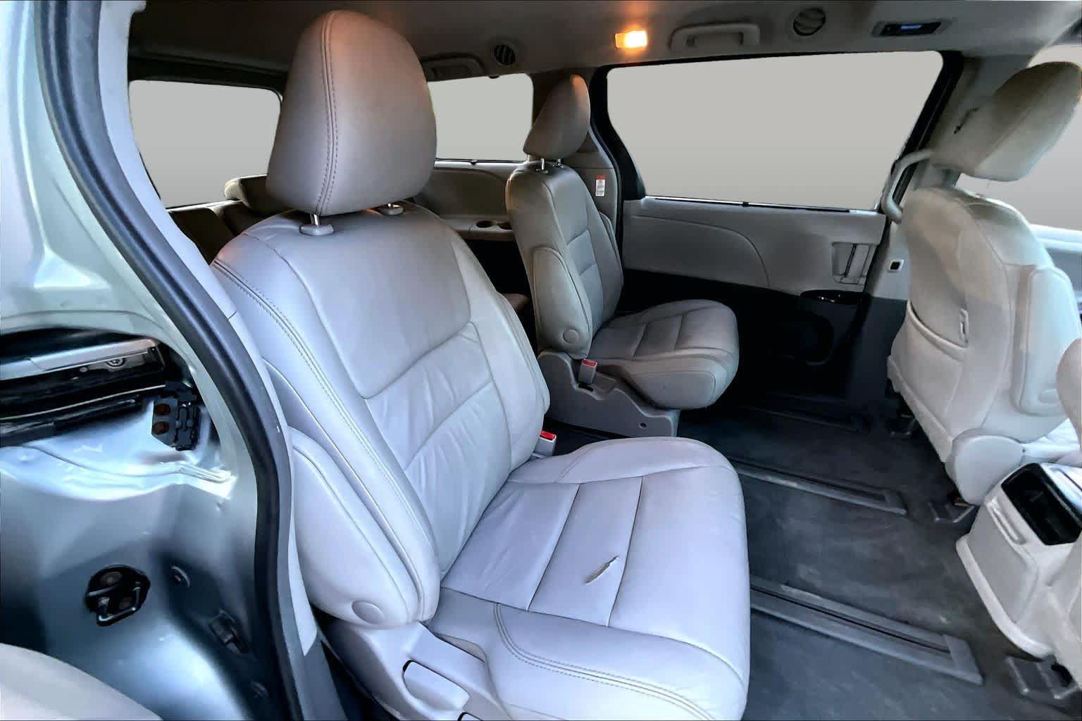 Used 2016 Toyota Sienna XLE w/ XLE Navigation Package AWD/4WD image 18