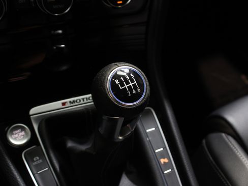 Used 2017 Volkswagen Golf R 4-Door image 52