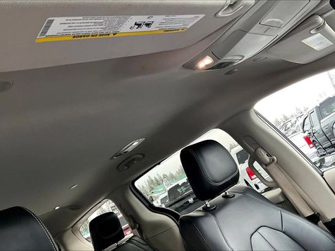 Used 2024 Chrysler Pacifica Touring-L image 30
