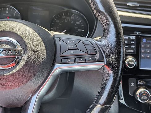 Used 2017 Nissan Rogue SV w/ SV Premium Package image 17