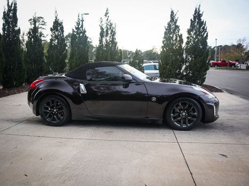 Used 2017 Nissan 370Z Touring image 11