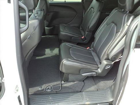 New 2026 Chrysler Pacifica Select image 12