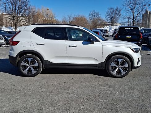 Used 2023 Volvo XC40 B5 Plus image 7